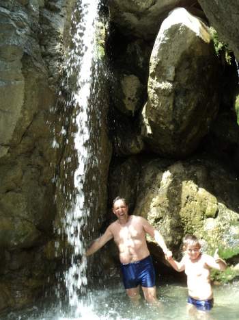 Скауты в ущелье Уч-кош купались в водопадах